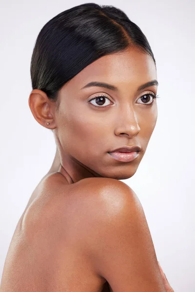 Przykuwa Wzrok Studio Ujęcie Atrakcyjnej Młodej Kobiety Pozującej Szarym Tle — Zdjęcie stockowe
