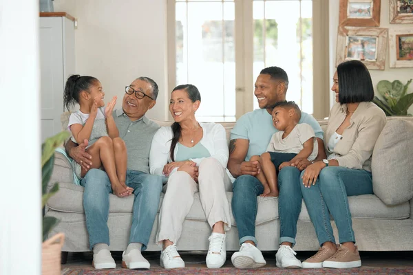 Arranjamos Tempo Para Que Importante Filmagem Completa Uma Família Feliz — Fotografia de Stock