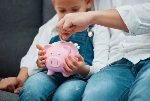 Ensinando Investir Jovens Pai Ensinando Sua Filha Salvar Banco Pombos — Fotografia de Stock