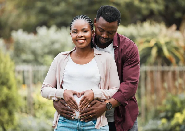 Att Växa Tillsammans Som Familj Ett Ungt Väntande Par Poserar — Stockfoto