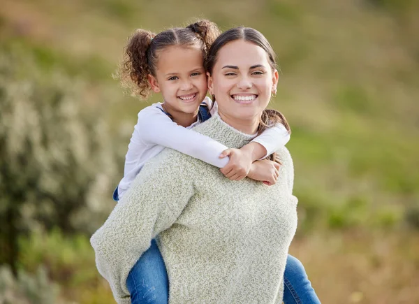 Egy Anya Lánya Legjobb Barátja Egy Szabadban Tölti Idejét Lányával — Stock Fotó