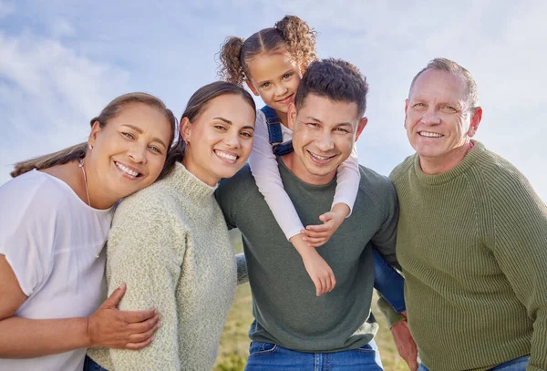 Sono Sempre Stati Entusiasti Uscite Famiglia Una Famiglia Multigenerazionale Che — Foto Stock