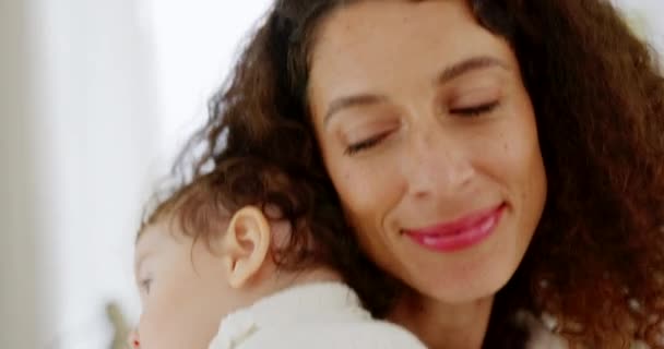 Liefde Thuis Moeder Die Baby Slaapkinderkamer Wiegen Met Genegenheid Veiligheid — Stockvideo