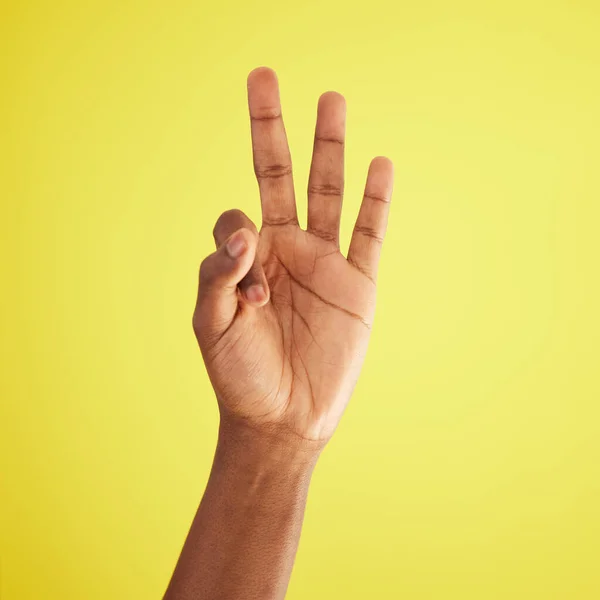 Tercera Vez Encanto Estudio Hombre Irreconocible Mostrando Tres Dedos Sobre — Foto de Stock