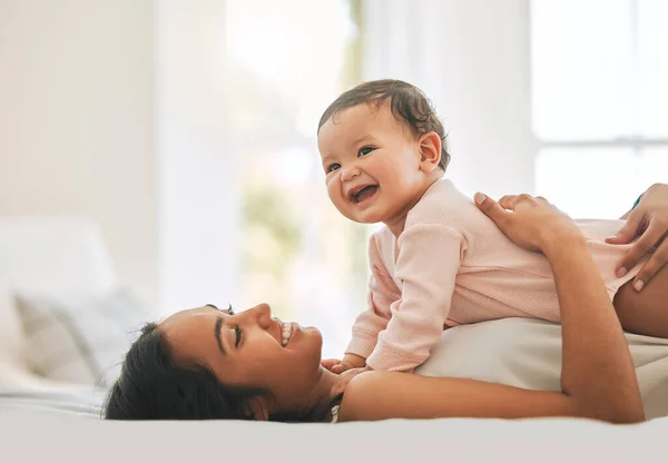 Est Heure Ventre Une Jolie Jeune Femme Son Nouveau Maison — Photo