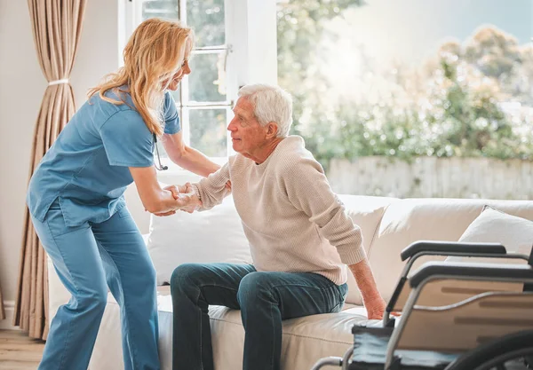Siempre Puedes Apoyarte Una Joven Enfermera Ayudando Anciano Paciente Masculino — Foto de Stock
