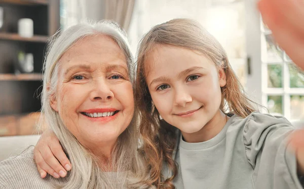 Vážíme Každé Návštěvy Malá Holka Která Bere Selfie Svou Babičkou — Stock fotografie