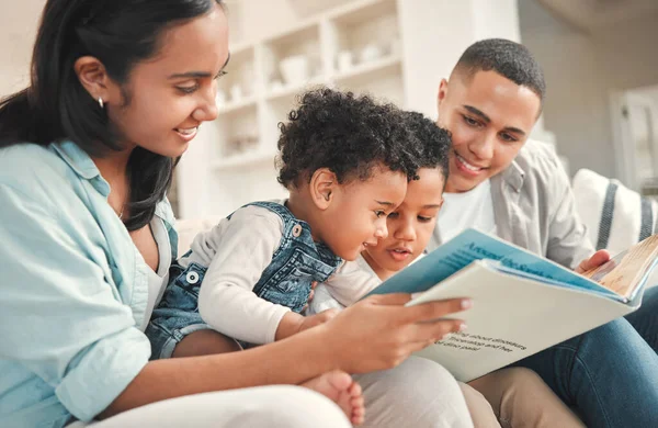 Qué Sonido Hace Mono Una Familia Joven Leyendo Libro Juntos — Foto de Stock