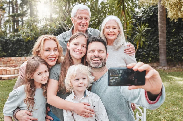 Vždycky Posílám Fotky Fam Multigenerační Rodina Která Dává Selfie Zatímco — Stock fotografie