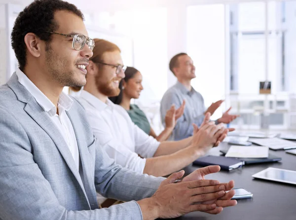 Nunca Dejes Aprender Grupo Diverso Empresarios Sentados Juntos Aplaudiendo Después — Foto de Stock