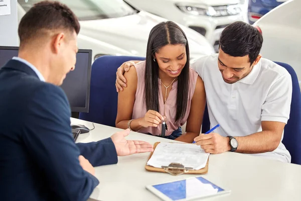 Financiering Goedgekeurd Een Jong Stel Dat Overlegt Met Een Autoverkoper — Stockfoto