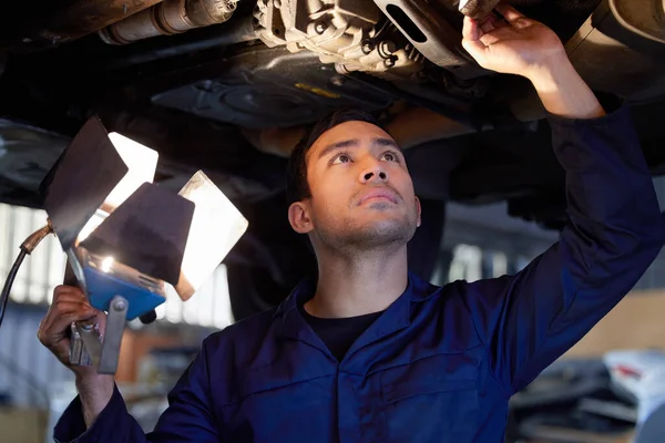 Hledám Ten Problém Hezký Mladý Samec Mechanik Pracující Motoru Auta — Stock fotografie