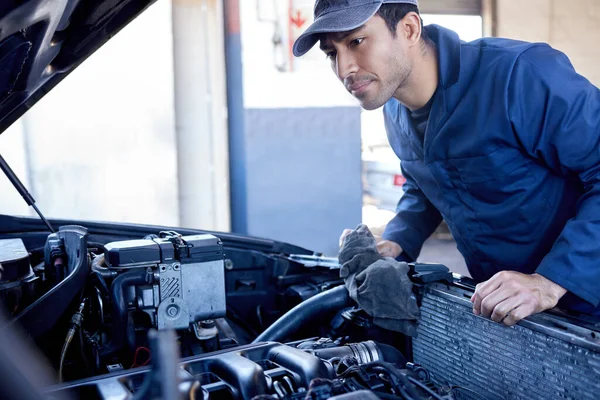 Importante Volver Comprobar Trabajo Joven Mecánico Guapo Trabajando Motor Coche —  Fotos de Stock