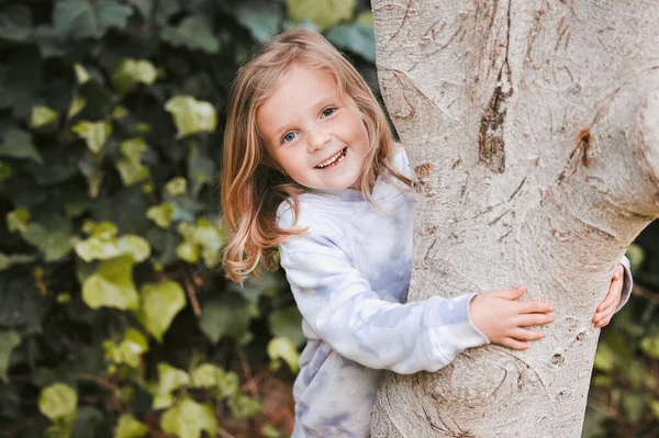 Hold Tight All Your Mite Adorable Little Girl Hugging Tree — Stock Photo, Image