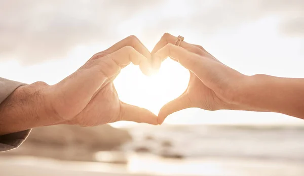 Deja Que Amor Brille Una Pareja Irreconocible Haciendo Gesto Corazón —  Fotos de Stock