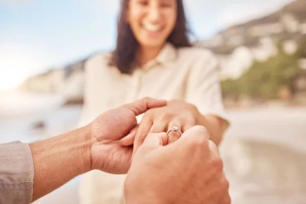 Siempre Sonado Bien Hombre Irreconocible Proponiéndole Matrimonio Novia Playa —  Fotos de Stock