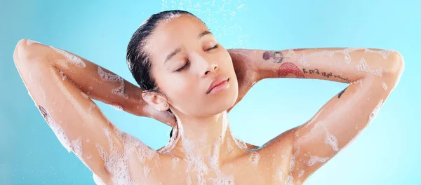 Unter Der Dusche Fühlt Man Sich Gut Eine Frau Wäscht — Stockfoto