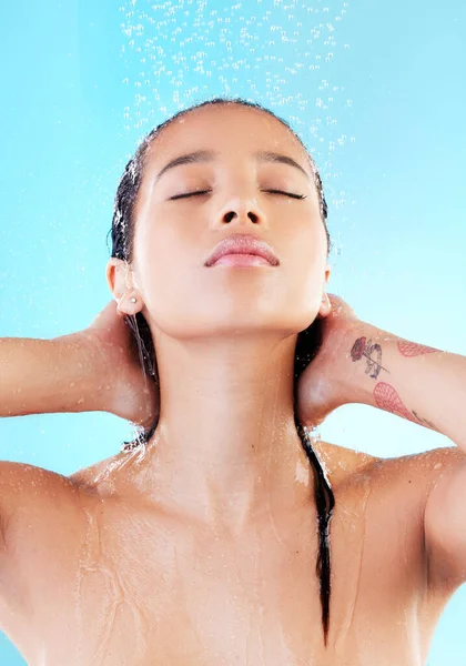 Sinto Mentalmente Fisicamente Relaxado Uma Jovem Mulher Desfrutando Chuveiro Contra — Fotografia de Stock