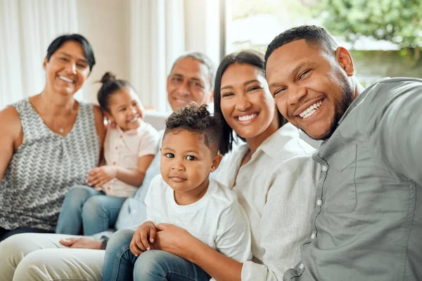 Een Geweldige Familiedag Portret Van Een Gezin Met Hun Grootouders — Stockfoto