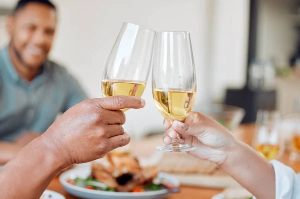 Brindemos Por Vida Dos Personas Irreconocibles Brindando Con Copas Vino — Foto de Stock