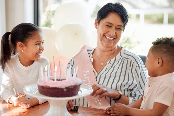 Dojrzała Kobieta Świętuje Urodziny Rodziną Domu — Zdjęcie stockowe