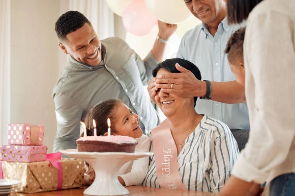Niespodzianka Rodzina Zaskakująca Matkę Tortem Urodzinowym Domu — Zdjęcie stockowe