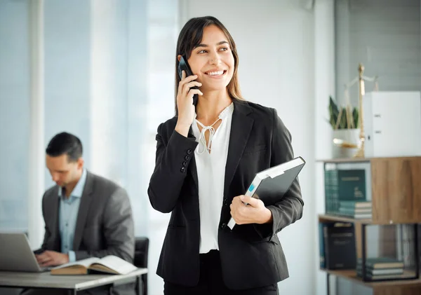 Stuur Mijn Kant Een Jonge Zakenvrouw Die Haar Smartphone Gebruikt — Stockfoto