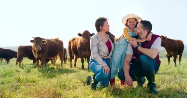 肖像画や自然の中で家族の絆 動物を見て 家畜について学ぶ 持続可能な牛ビジネスの女の子と農業 農家の両親との結合 リラックスして幸せ — ストック動画