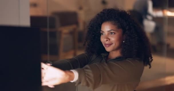 Kadını Gece Ofisinde Dijital Pazarlama Girişimi Reklam Şirketi Veya Yaratıcı — Stok video