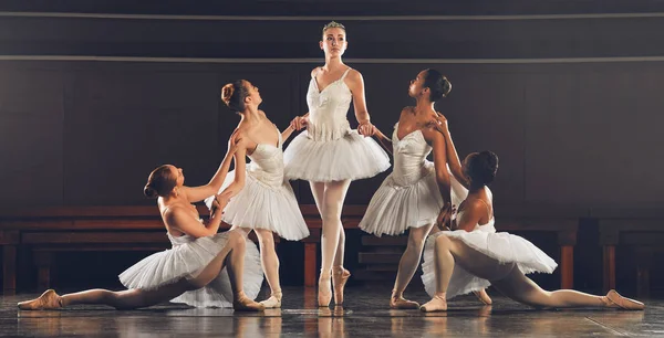 Dans Disiplinindeki Önemli Şey Bağlılıktır Bir Grup Bale Dansçısı Sahnede — Stok fotoğraf