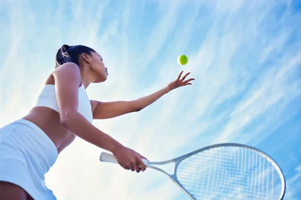 Fue Una Rutina Una Joven Atractiva Jugando Tenis Afuera — Foto de Stock
