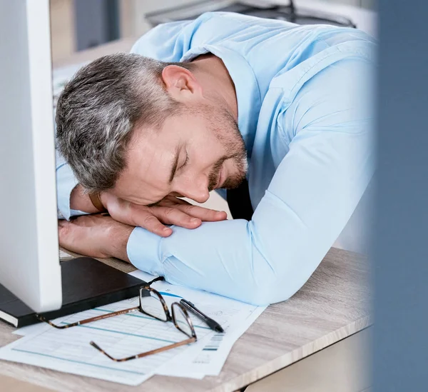 Hårt Arbete För Tröttsamt Mogen Affärsman Sover Vid Sitt Skrivbord — Stockfoto