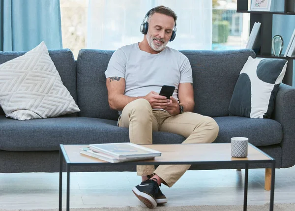 Het Droomleven Leven Een Volwassen Man Die Thuis Naar Muziek — Stockfoto