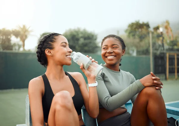 Rester Hydraté Entre Les Décors Deux Jeunes Athlètes Féminines Attrayantes — Photo