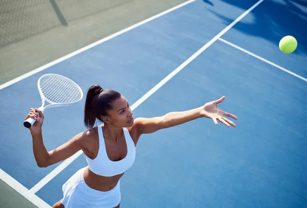 Dois Prendre Une Décision Une Jolie Jeune Femme Jouant Tennis — Photo