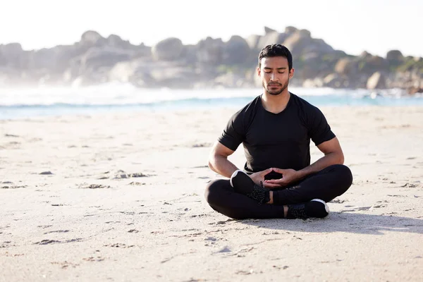 Zen Bulmak Sahilde Meditasyon Yapan Yakışıklı Genç Bir Sporcunun Tam — Stok fotoğraf