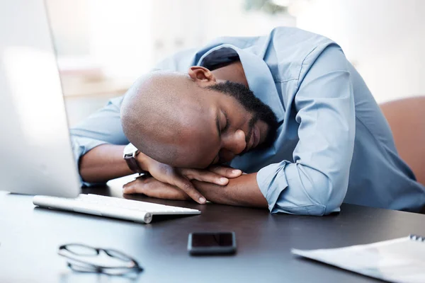 Ele Precisa Descansar Pouco Belo Jovem Empresário Dormindo Sua Mesa — Fotografia de Stock