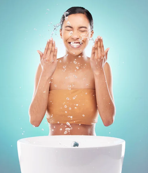 Poczuj Relaksującą Kąpiel Nad Sobą Młoda Kobieta Wykonuje Codzienną Pielęgnację — Zdjęcie stockowe