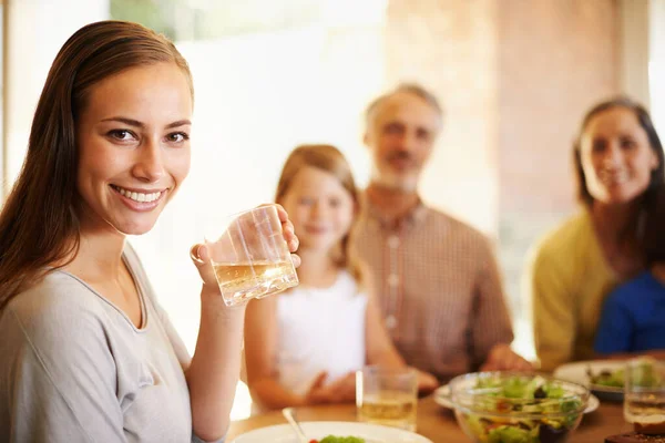 愛する人と健康的な食事をすること 健康的な昼食を楽しんでいる家族の作物のショット — ストック写真