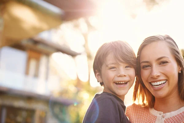 Küçük Mutlu Bir Aile Mutlu Oğlunu Dışarıda Tutan Genç Bir — Stok fotoğraf