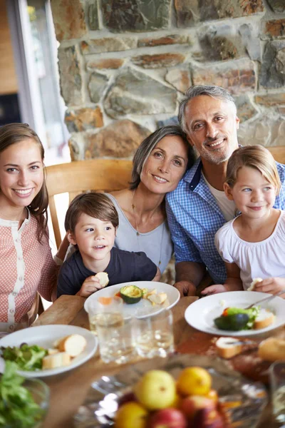 Det Alltid Bättre När Var Tillsammans Ett Porträtt Lycklig Flergenerationsfamilj — Stockfoto