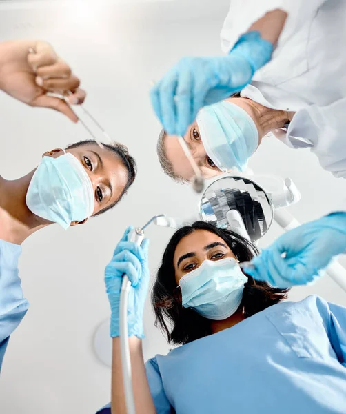 １０まで数えなさい 歯医者のチームが手術の準備をしています — ストック写真