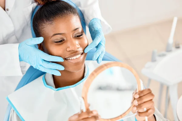 Melhor Dentista Que Tive Uma Paciente Verificar Seu Trabalho Dentário — Fotografia de Stock