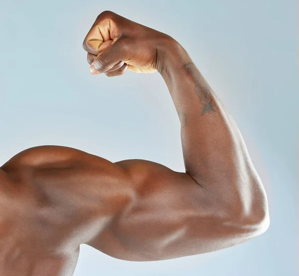 Echte Inspanning Echte Resultaten Een Man Die Zijn Spieren Buigt — Stockfoto