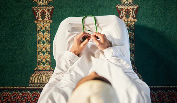 Minél Többet Engedsz Annál Magasabbra Emelkedsz Egy Felismerhetetlen Muszlim Férfi — Stock Fotó