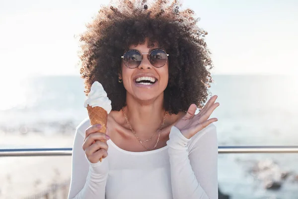 Faça Seu Filho Interior Feliz Uma Jovem Mulher Desfrutando Cone — Fotografia de Stock