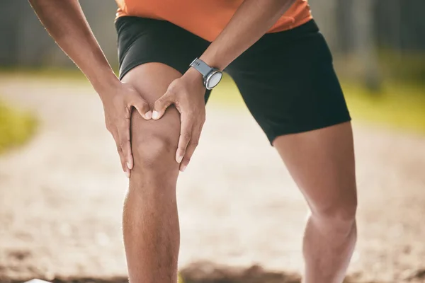 Puesto Demasiada Presión Rodilla Hombre Irreconocible Parado Solo Sufriendo Una —  Fotos de Stock