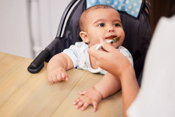 这是美味的 一位母亲正在喂她可爱的男婴 — 图库照片