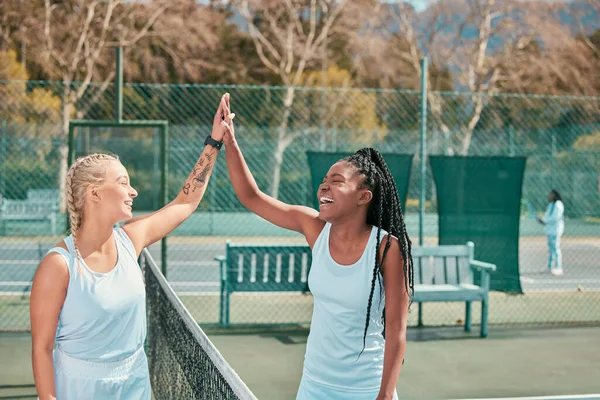 Est Genre Travail Équipe Dont Parle Deux Jeunes Femmes Debout — Photo