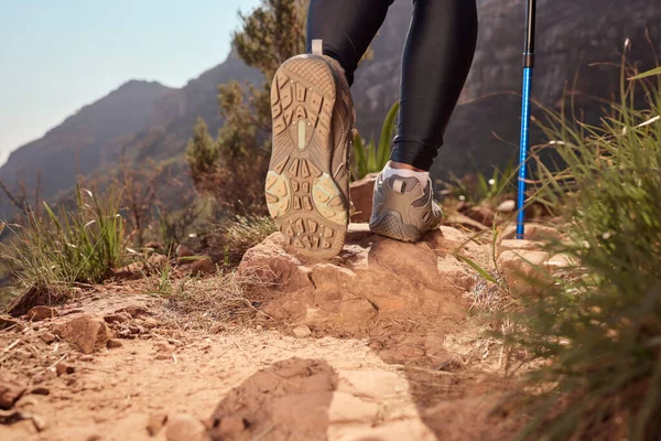 山岳地帯を横断するトレッキング 山に沿ってハイキング中に歩行棒を使用して認識できない女性の閉鎖ショット — ストック写真